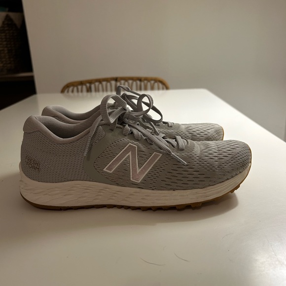 Women’s New Balance size 8.5 fresh foam Arishi sneakers - Picture 3 of 4